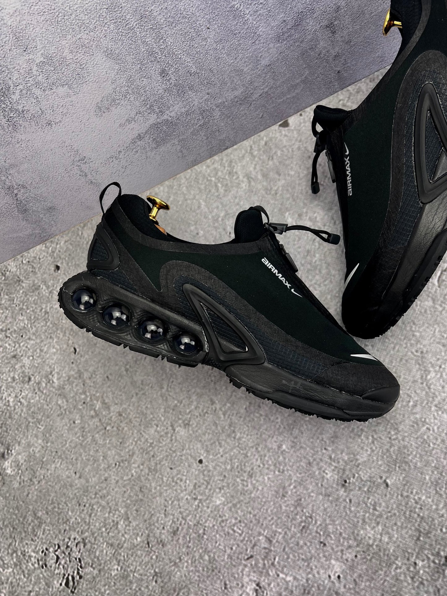 Nike Air Max Dn Roam Triple Black — buty sportowe męskie w bardzo dobrym stanie rozmiar 43, zewnętrzny panel prawego buta