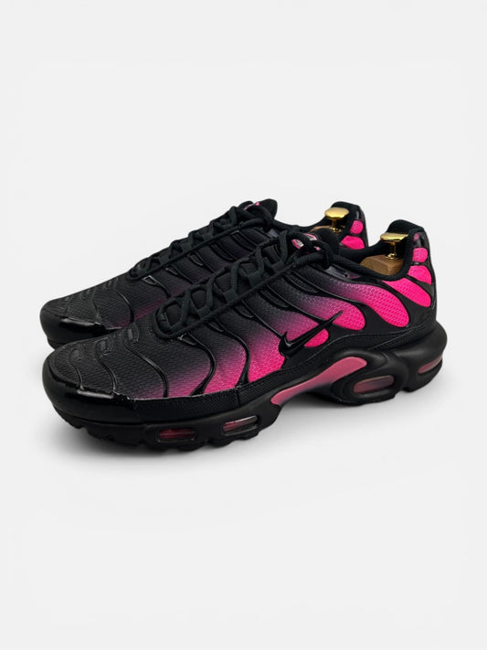 Nike Air Max Plus Black Hyper Pink - buty sportowe, widok z boku
