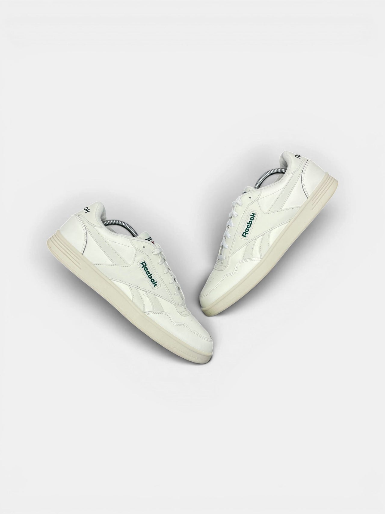 Reebok Court Advance — buty sportowe męskie w bardzo dobrym stanie rozmiar 43, widok z góry na zewnętrzną stronę butów
