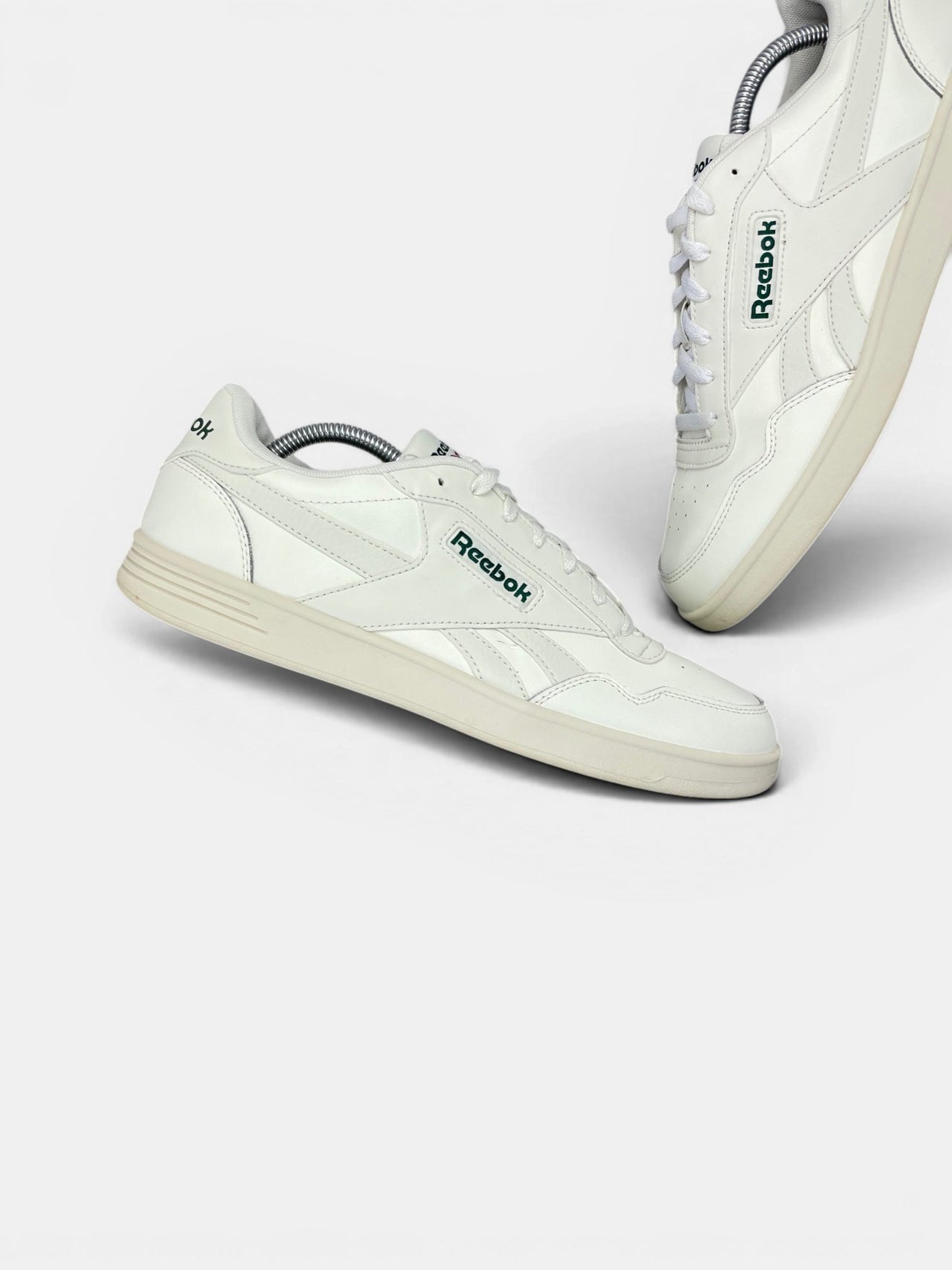 Reebok Court Advance — buty sportowe męskie w bardzo dobrym stanie rozmiar 43, zewnętrzny panel prawego buta
