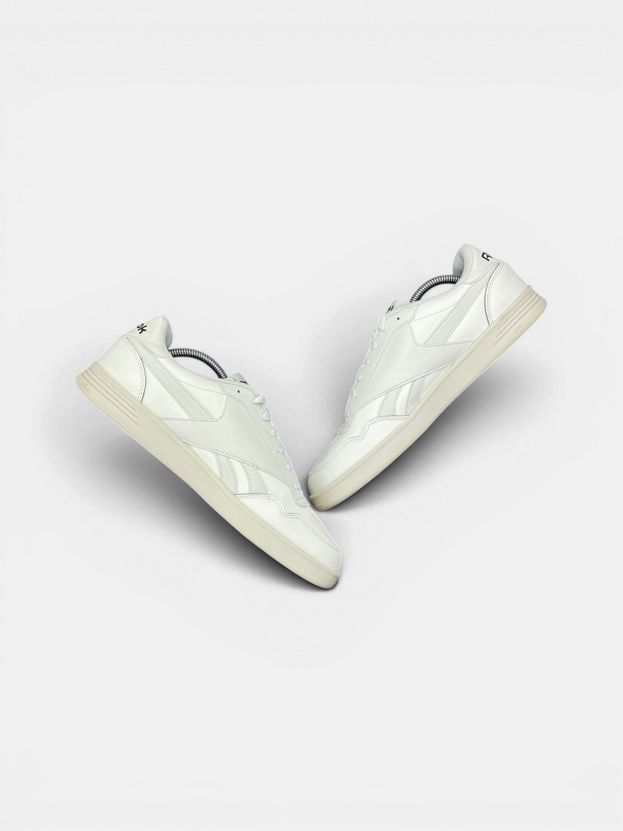 Reebok Court Advance — buty sportowe męskie w bardzo dobrym stanie rozmiar 43, widok z góry na wewnętrzną stronę butów
