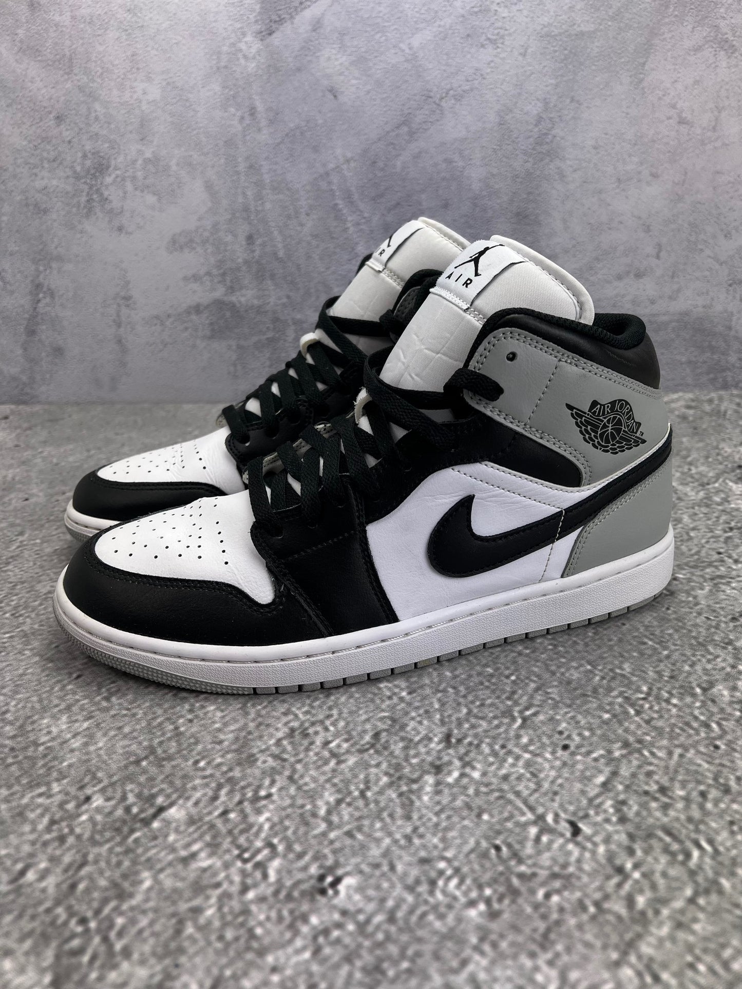 Jordan Air Jordan 1 Mid Barons - buty sportowe, widok z boku na tle studyjnym