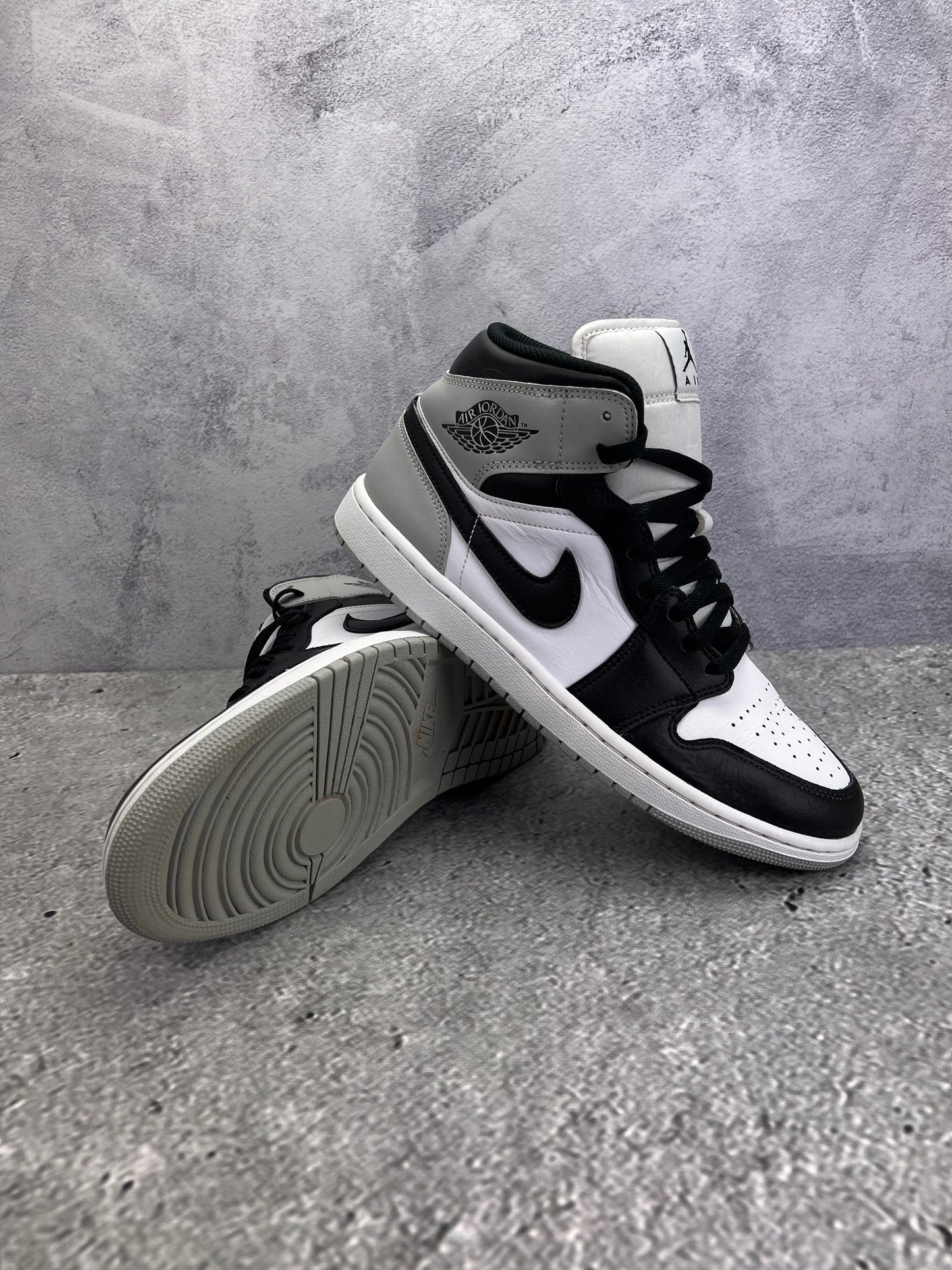 Jordan Air Jordan 1 Mid Barons - buty sportowe, para butów, widok z boku na tle studyjnym