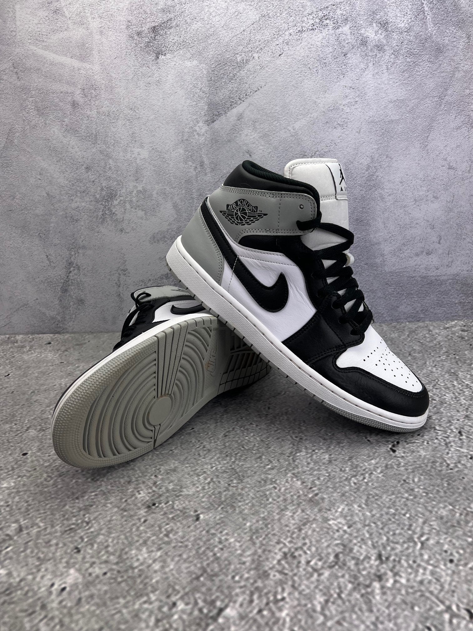 Jordan Air Jordan 1 Mid Barons - buty sportowe, para butów, widok z boku na tle studyjnym