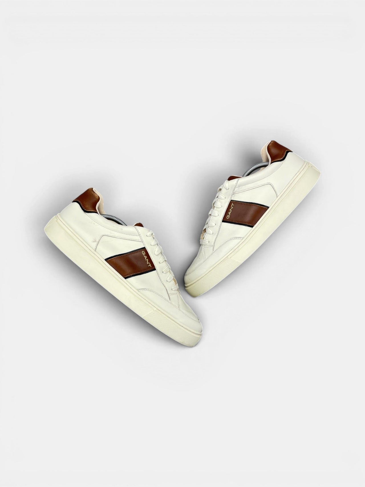 Gant Sneakers — buty sportowe męskie w bardzo dobrym stanie rozmiar 45, widok z góry na zewnętrzną stronę butów
