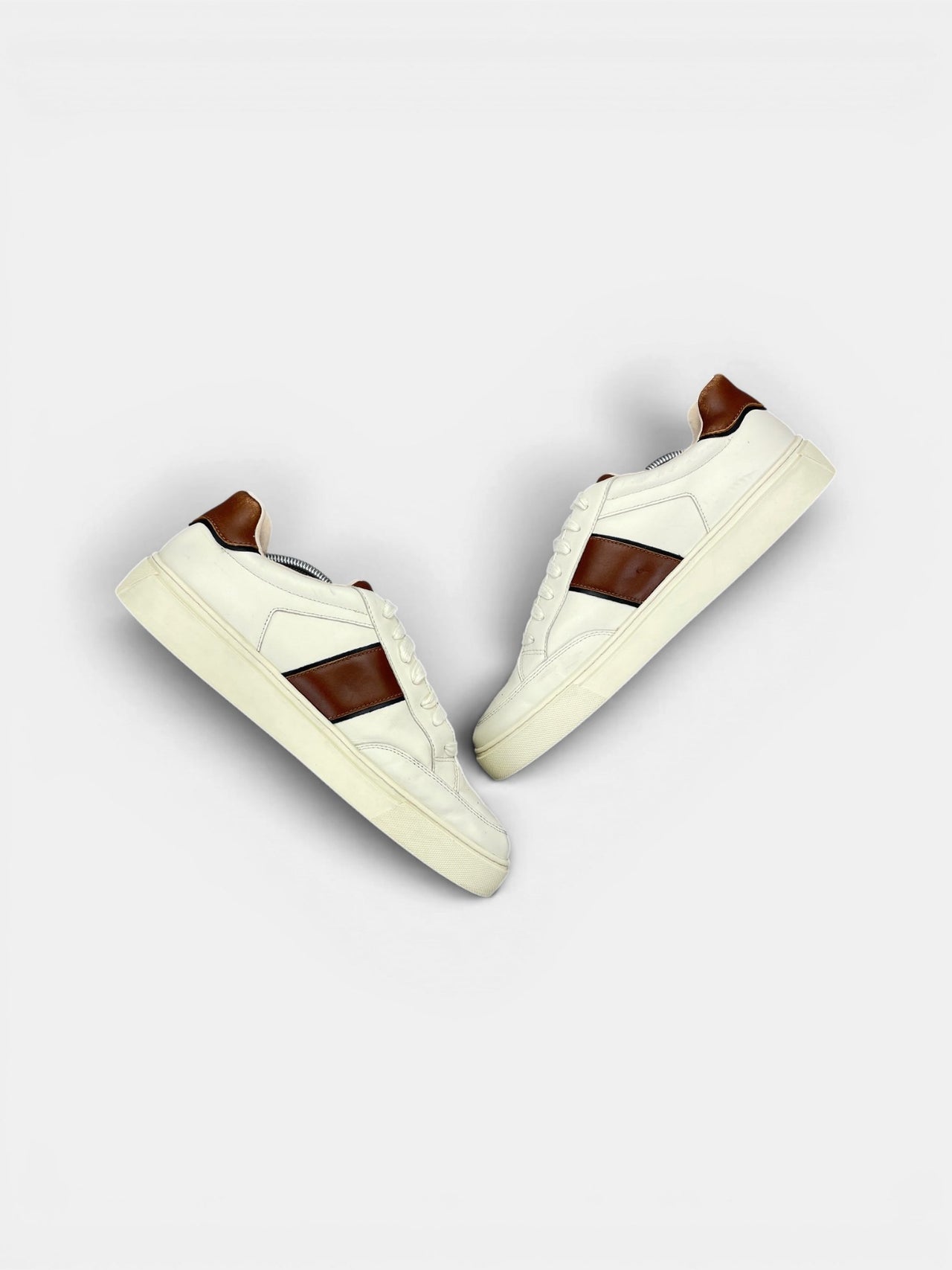 Gant Sneakers — buty sportowe męskie w bardzo dobrym stanie rozmiar 45, widok z góry na wewnętrzną stronę butów