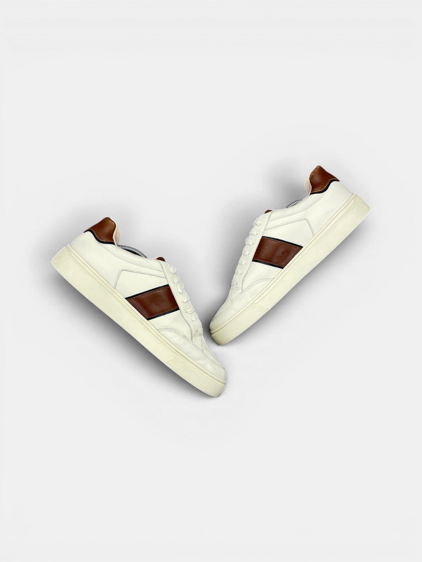Gant Sneakers — buty sportowe męskie w bardzo dobrym stanie rozmiar 45, widok z góry na wewnętrzną stronę butów