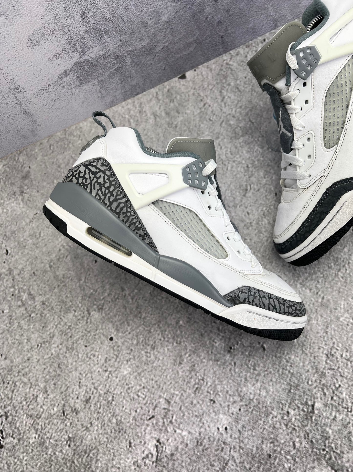 Jordan Spizike Low Cool Grey - buty sportowe, zewnętrzny panel prawego buta
