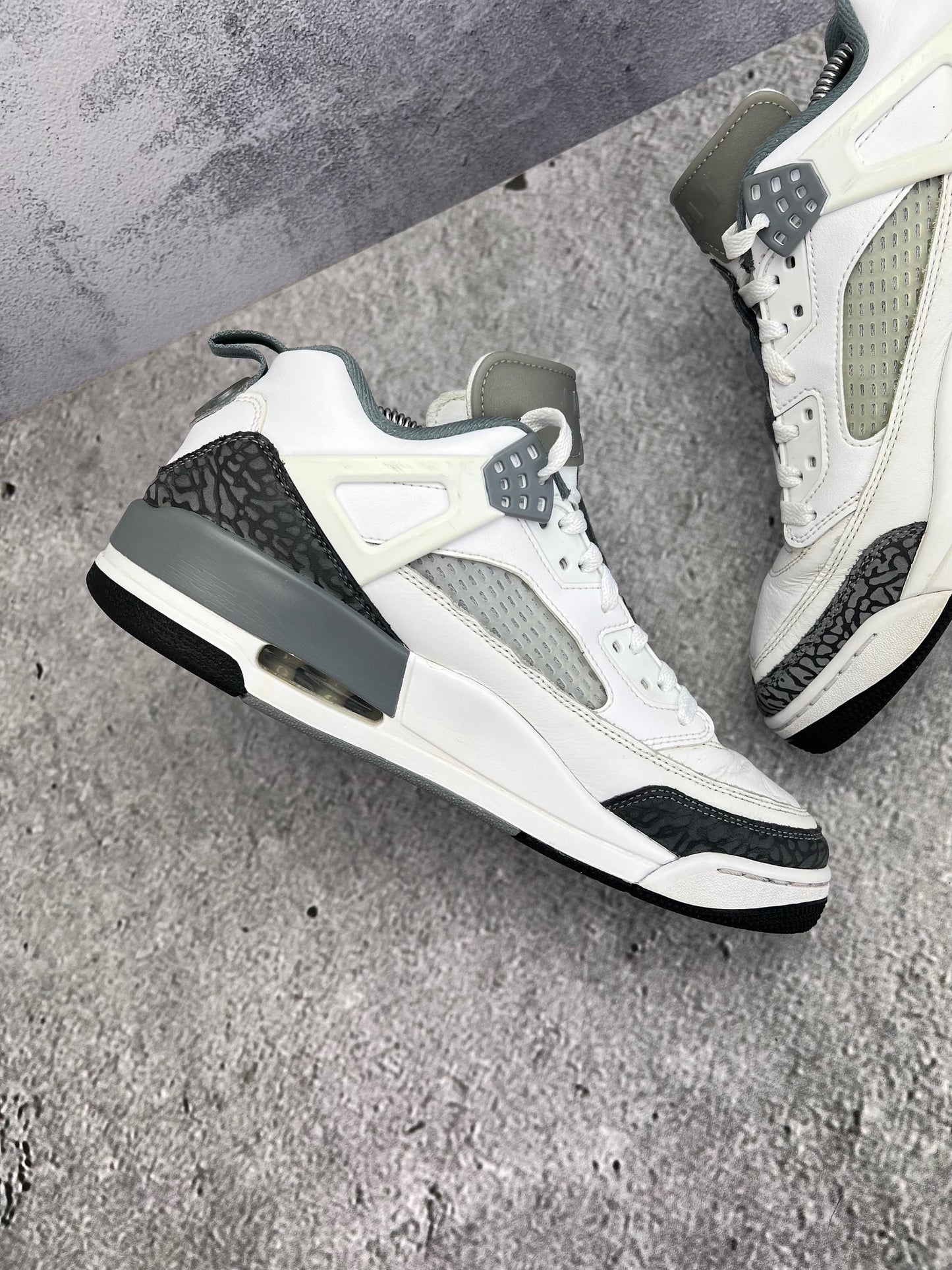 Jordan Spizike Low Cool Grey - buty sportowe, wewnętrzny panel lewego buta