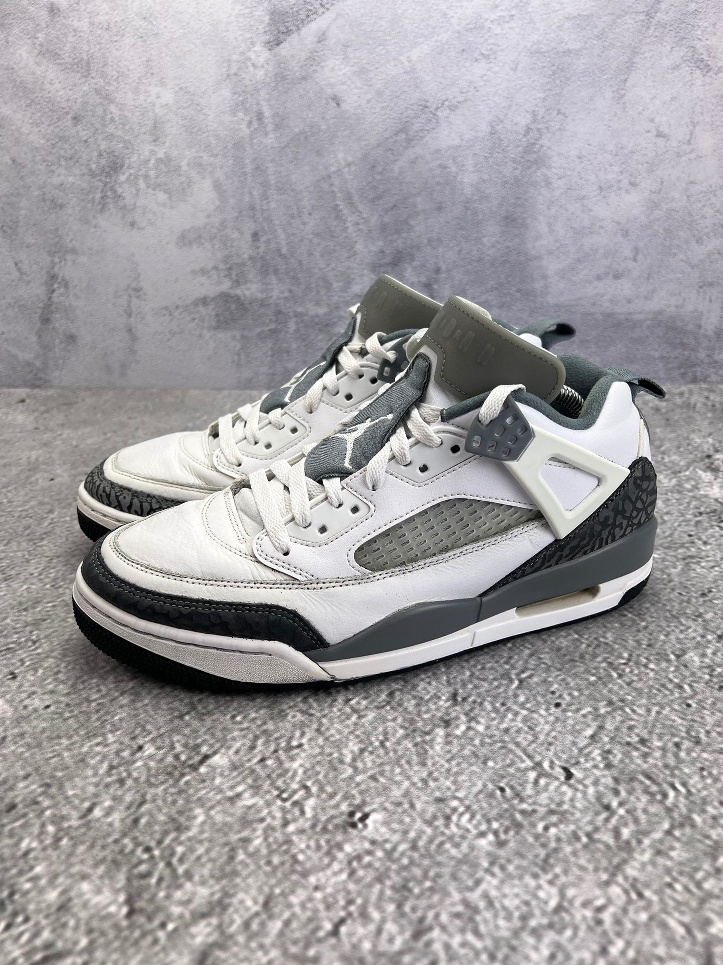 Jordan Spizike Low Cool Grey - buty sportowe, widok z boku na tle studyjnym