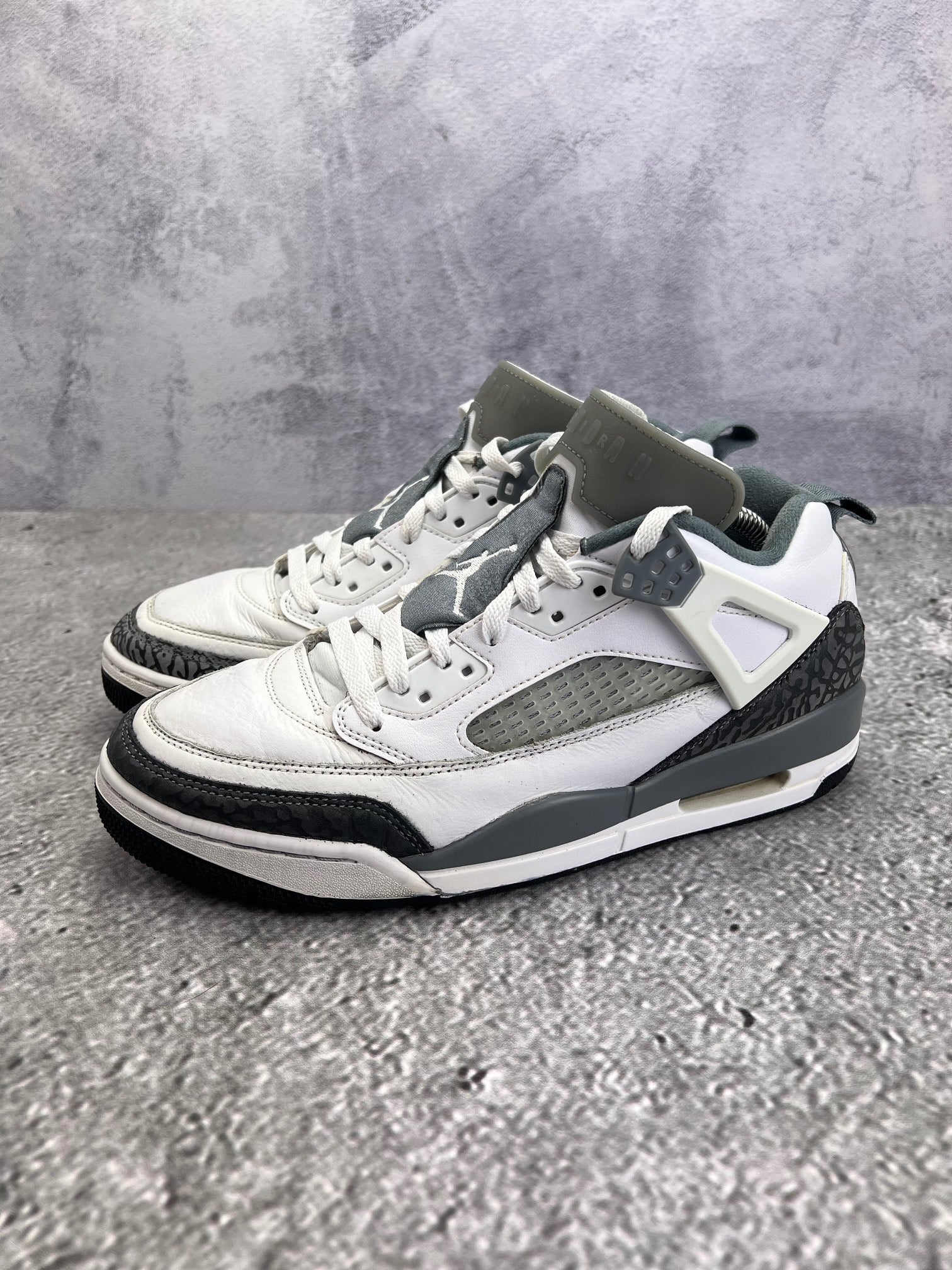Jordan Spizike Low Cool Grey - buty sportowe, widok z boku na tle studyjnym
