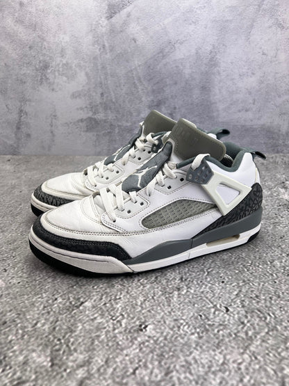 Jordan Spizike Low Cool Grey - buty sportowe, widok z boku na tle studyjnym