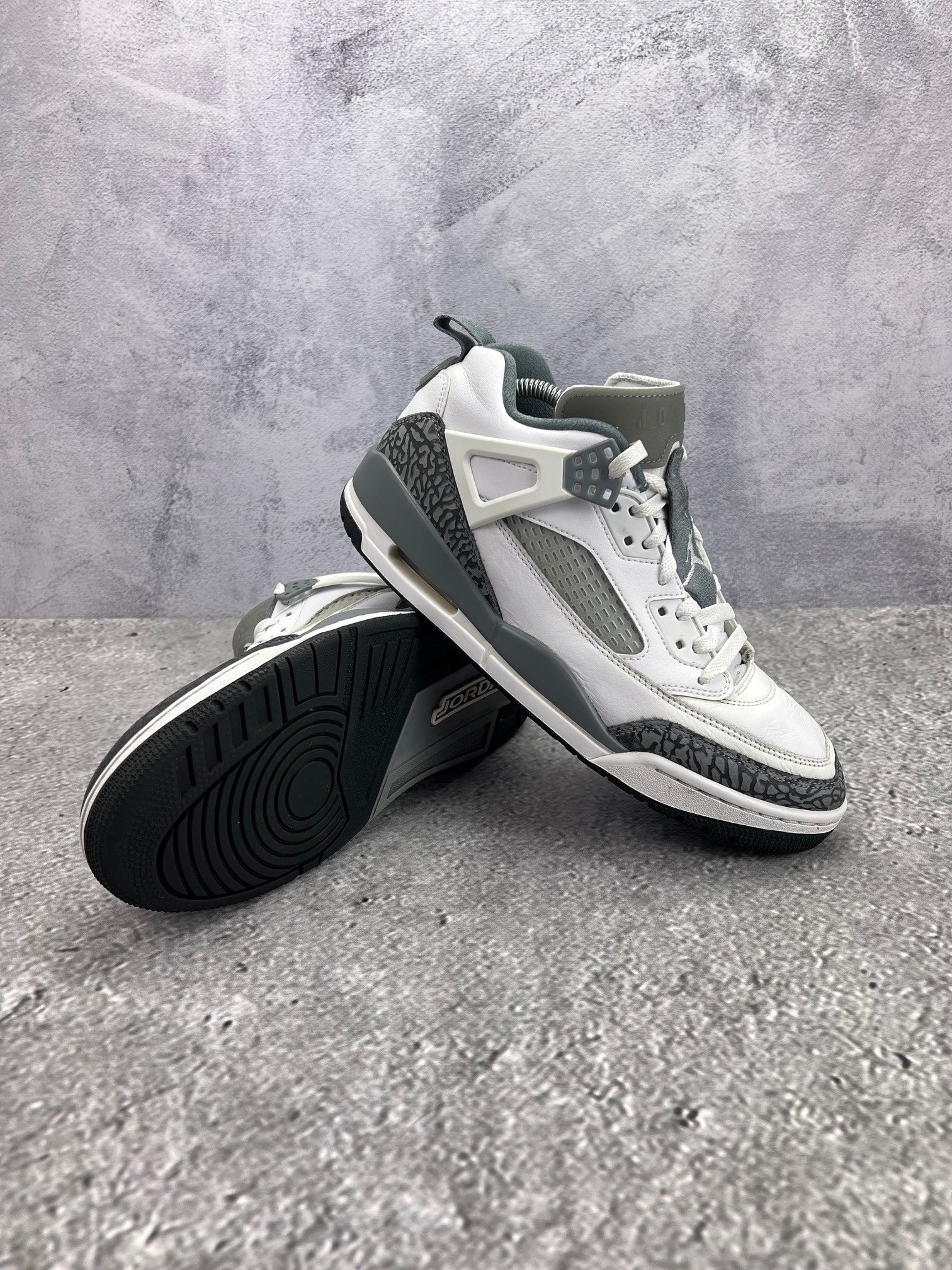 Jordan Spizike Low Cool Grey - buty sportowe, para butów, widok z boku na tle studyjnym