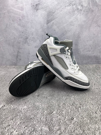 Jordan Spizike Low Cool Grey - buty sportowe, para butów, widok z boku na tle studyjnym