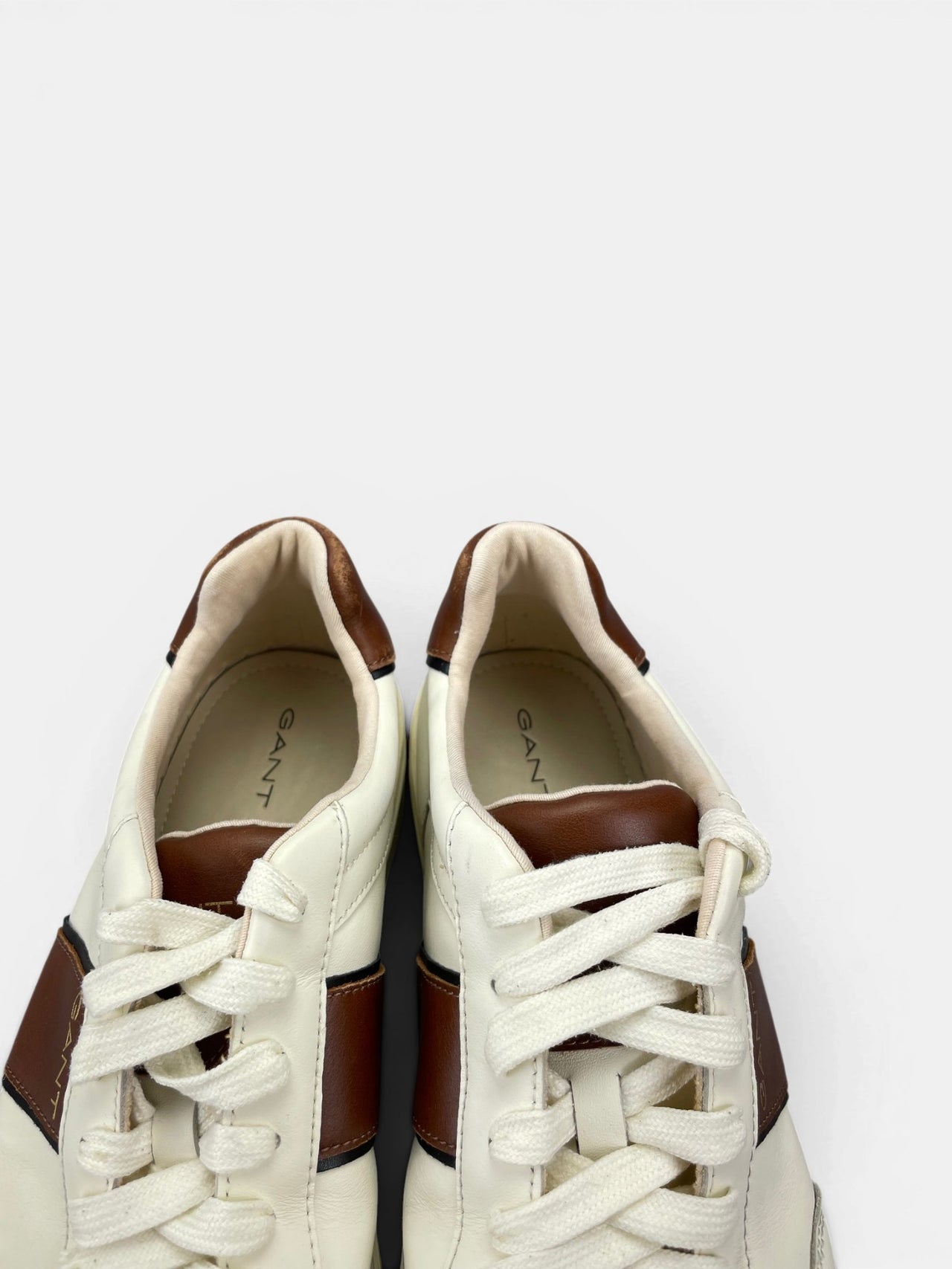 Gant Sneakers — buty sportowe męskie w bardzo dobrym stanie rozmiar 45, zapiętki butów