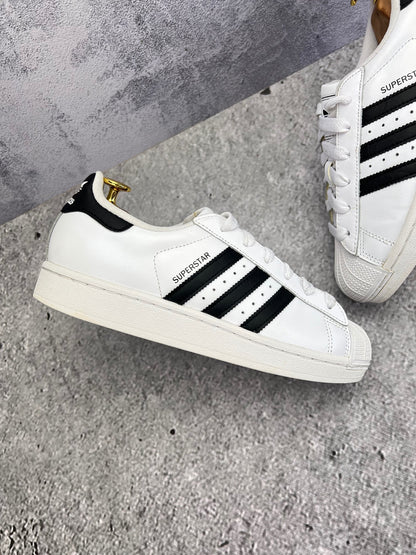 Adidas Superstar II Cloud White Black - buty sportowe, zewnętrzny panel prawego buta