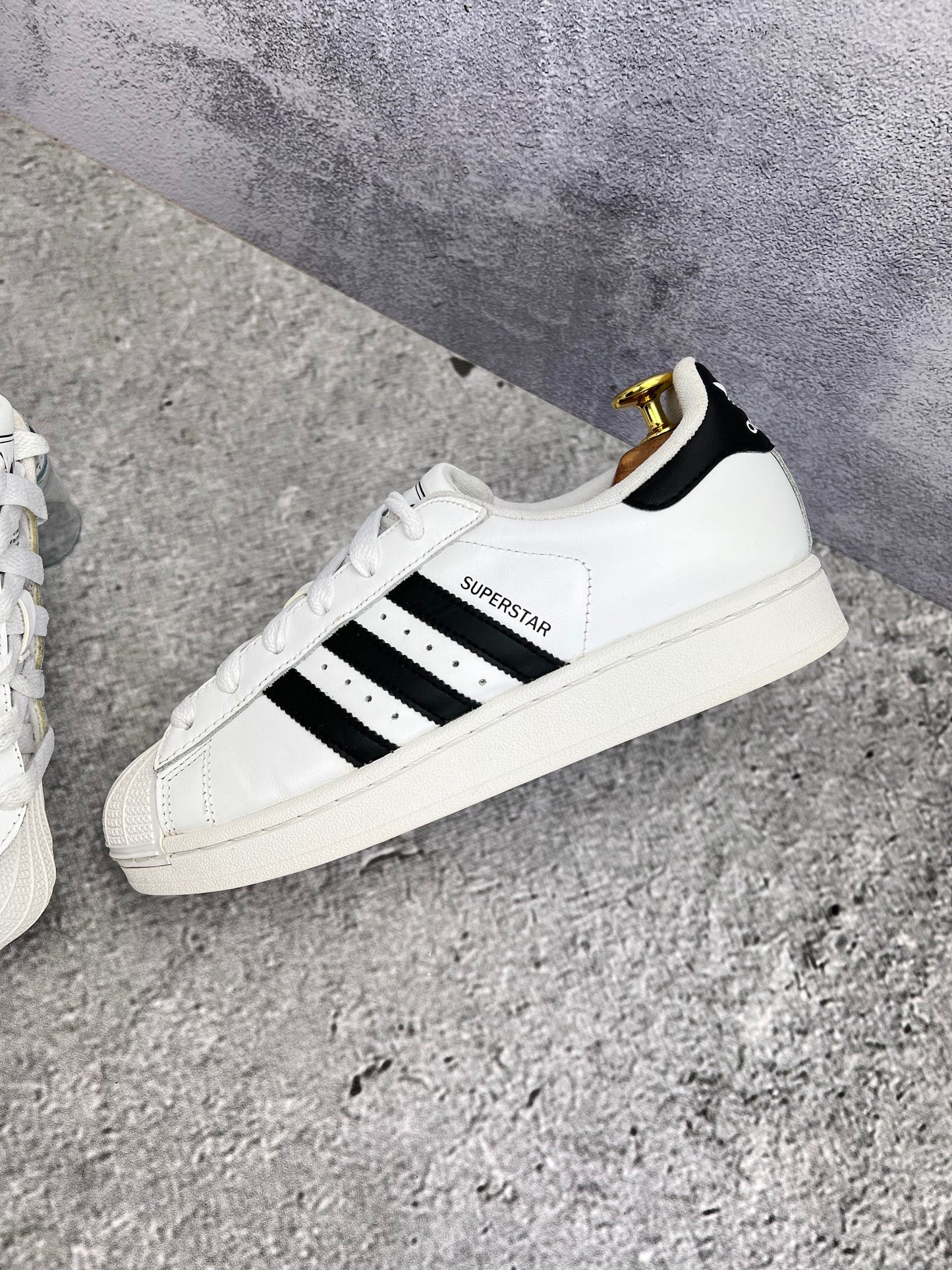 Adidas Superstar II Cloud White Black - buty sportowe, zewnętrzny panel lewego buta