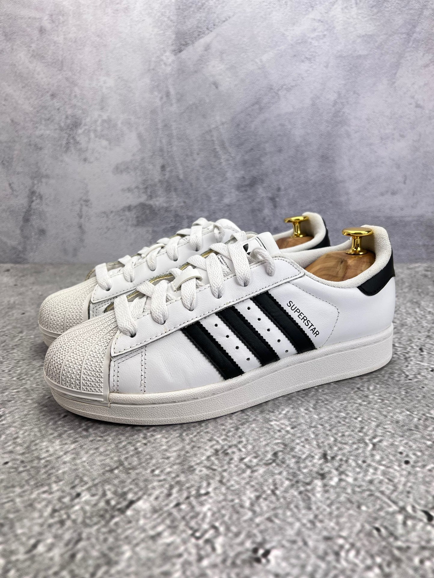 Adidas Superstar II Cloud White Black - buty sportowe, widok z boku na tle studyjnym