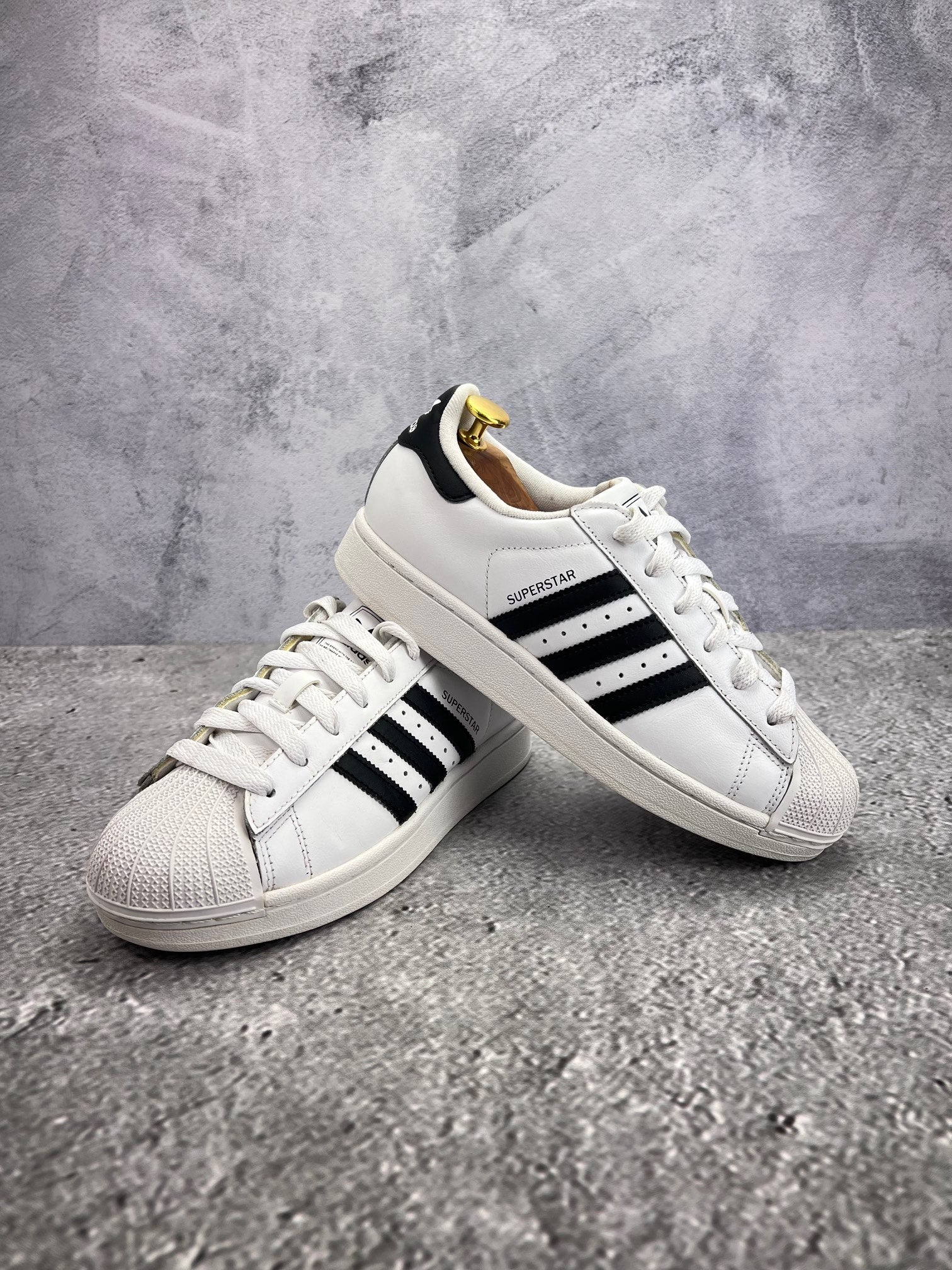Adidas Superstar II Cloud White Black - buty sportowe, para butów, widok z boku na tle studyjnym
