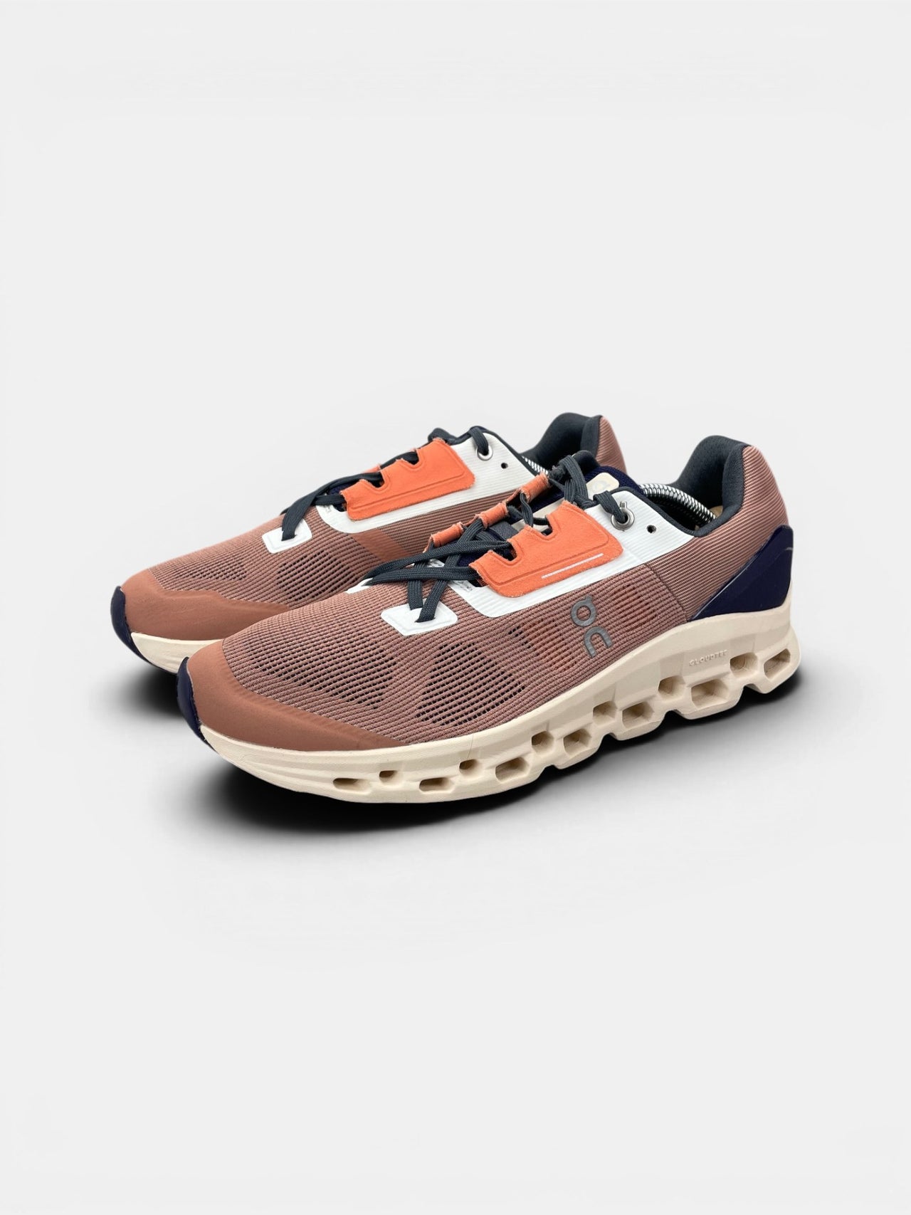 On Cloudstratus 2 — buty sportowe męskie w bardzo dobrym stanie rozmiar 42, widok z boku