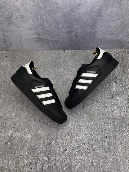 adidas Superstar II Black White - buty sportowe, widok z góry na zewnętrzną stronę butów