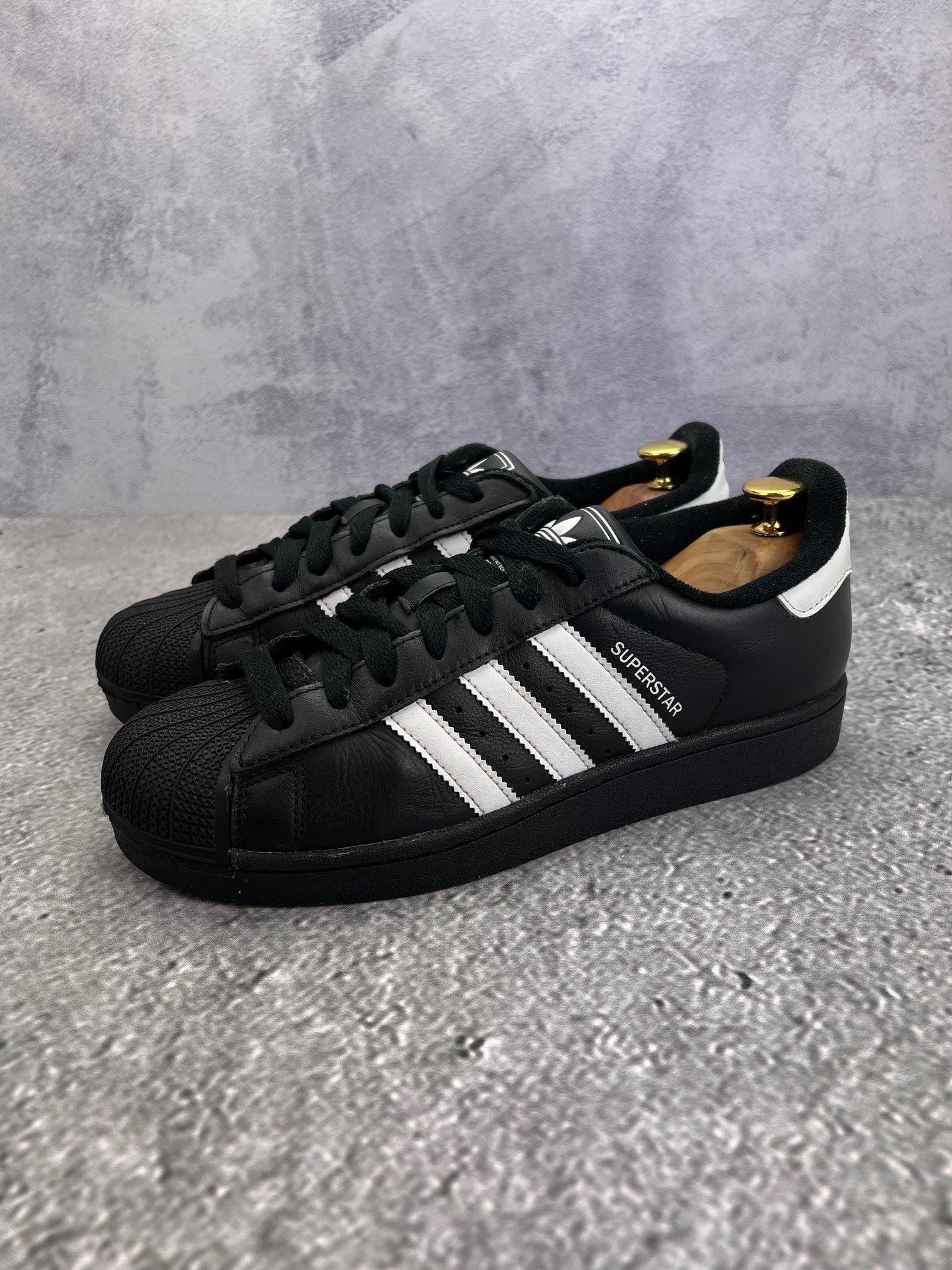 adidas Superstar II Black White - buty sportowe, widok z boku na tle studyjnym