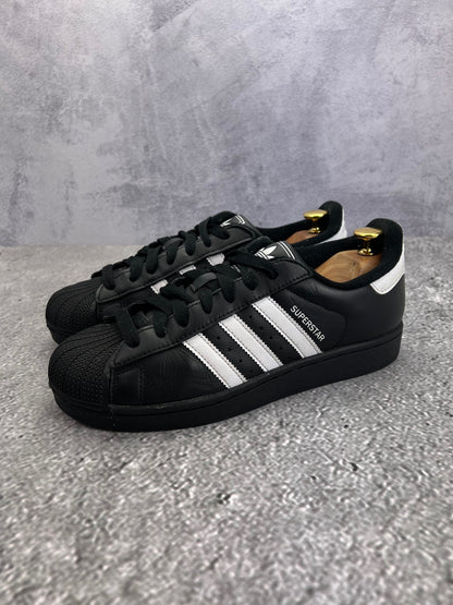 adidas Superstar II Black White - buty sportowe, widok z boku na tle studyjnym