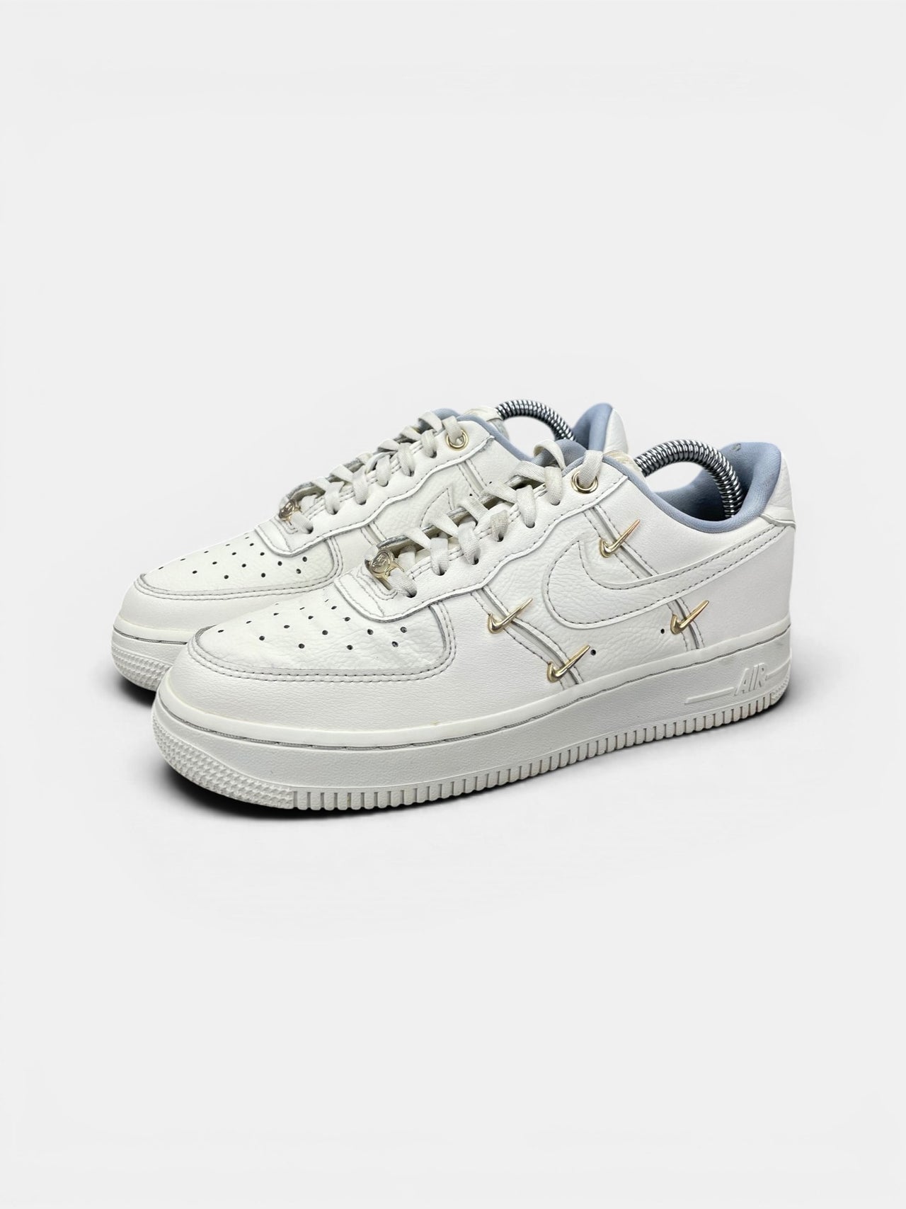 Nike Air Force 1 Low — buty sportowe damskie w bardzo dobrym stanie rozmiar 36, widok z boku