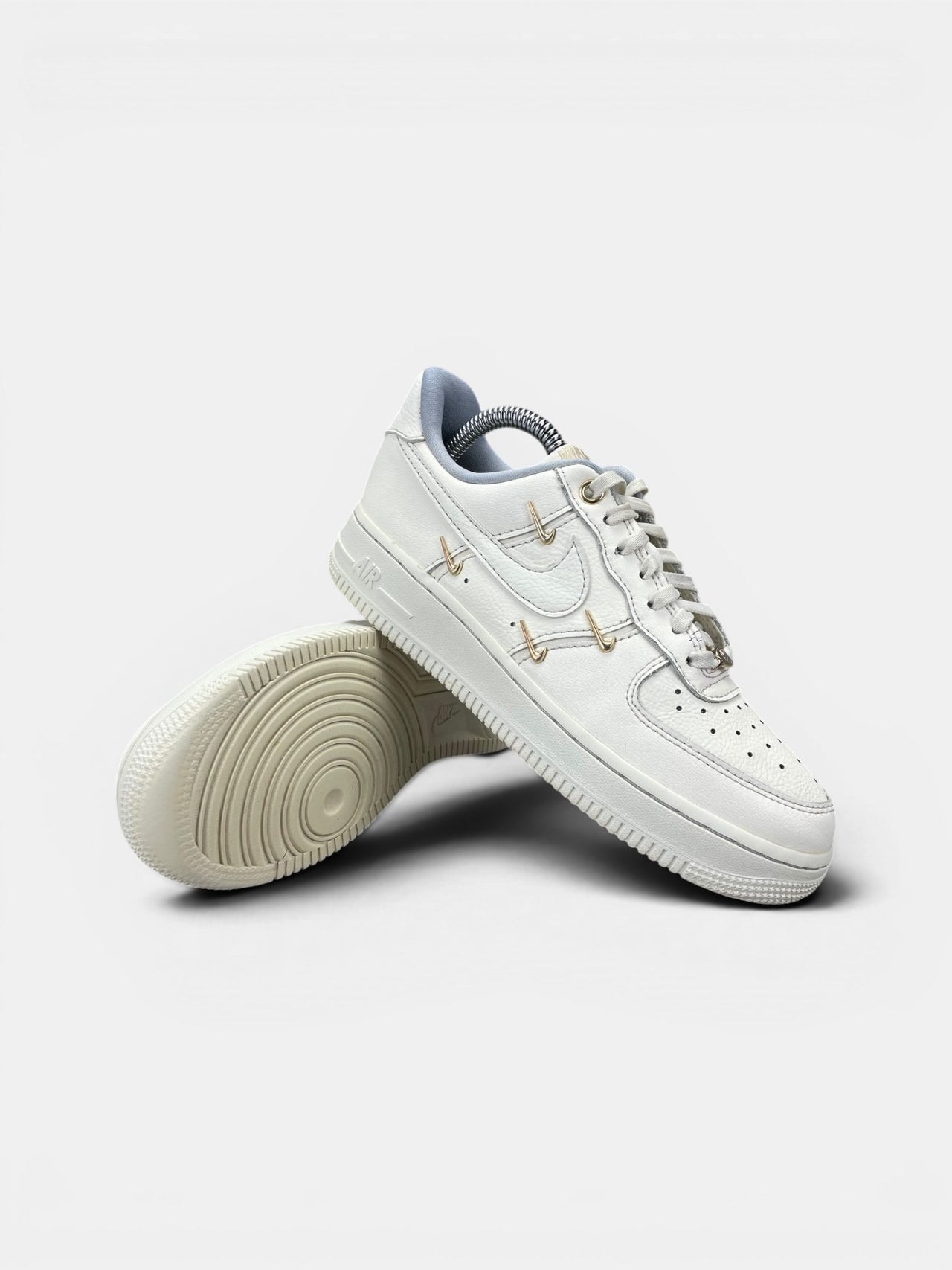 Nike Air Force 1 Low — buty sportowe damskie w bardzo dobrym stanie rozmiar 36, boczny profil