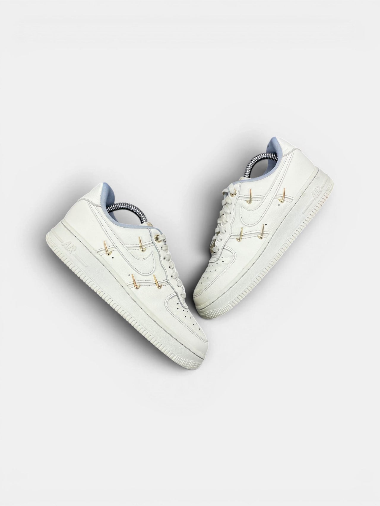 Nike Air Force 1 Low — buty sportowe damskie w bardzo dobrym stanie rozmiar 36, widok z góry na zewnętrzną stronę butów