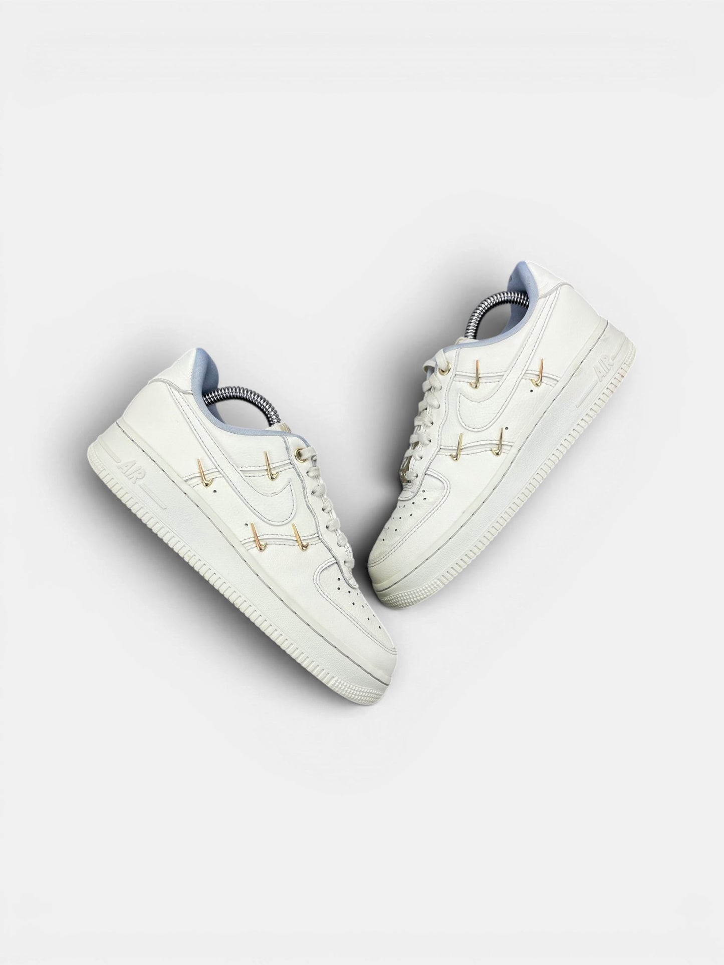 Nike Air Force 1 Low — buty sportowe damskie w bardzo dobrym stanie rozmiar 36, widok z góry na zewnętrzną stronę butów