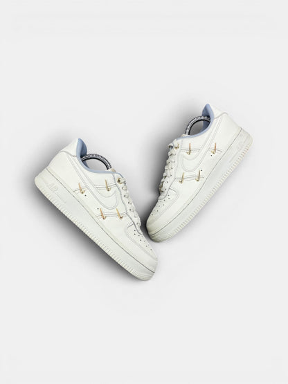 Nike Air Force 1 Low — buty sportowe damskie w bardzo dobrym stanie rozmiar 36, widok z góry na zewnętrzną stronę butów