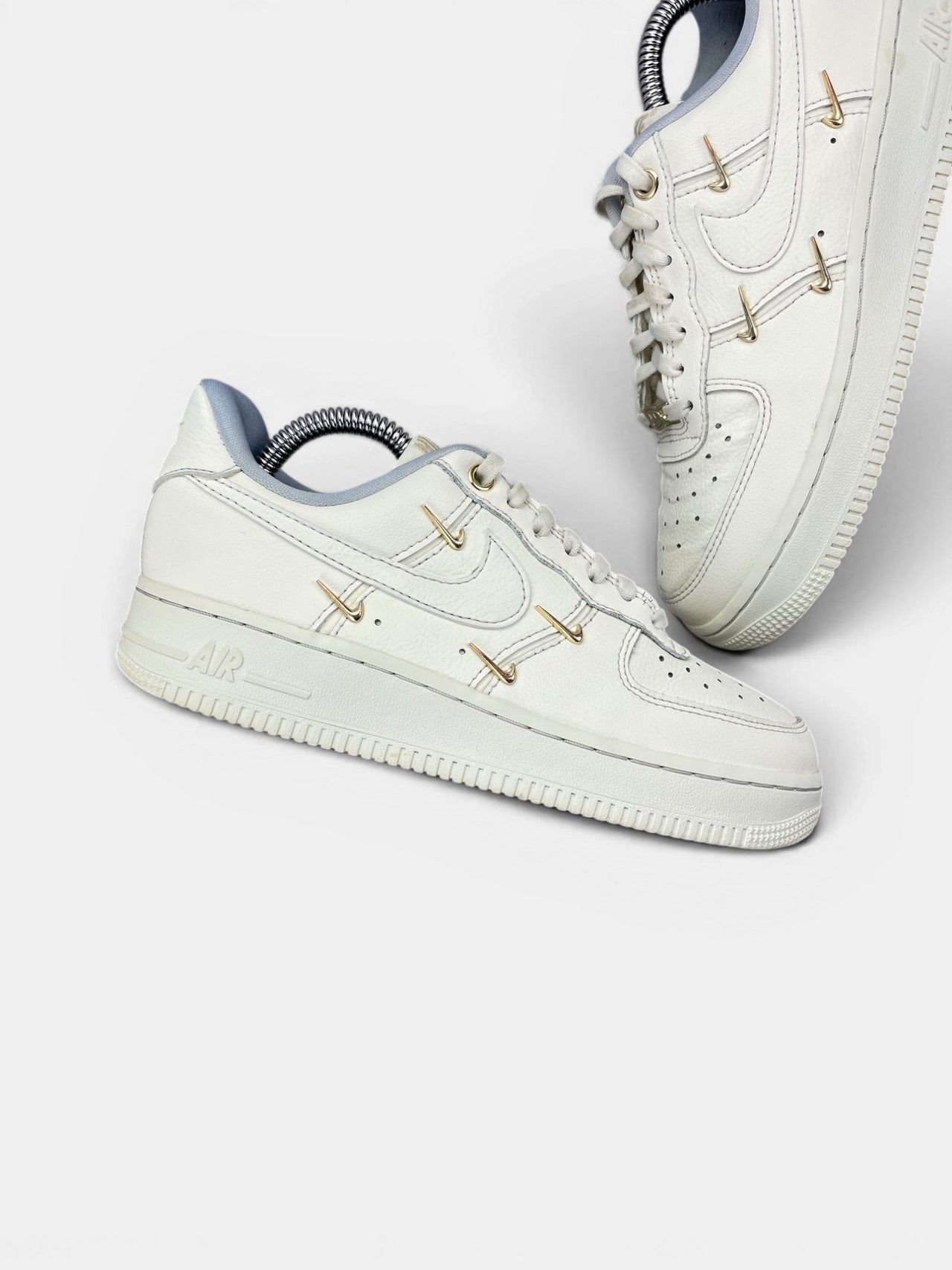 Nike Air Force 1 Low — buty sportowe damskie w bardzo dobrym stanie rozmiar 36, zewnętrzny panel prawego buta