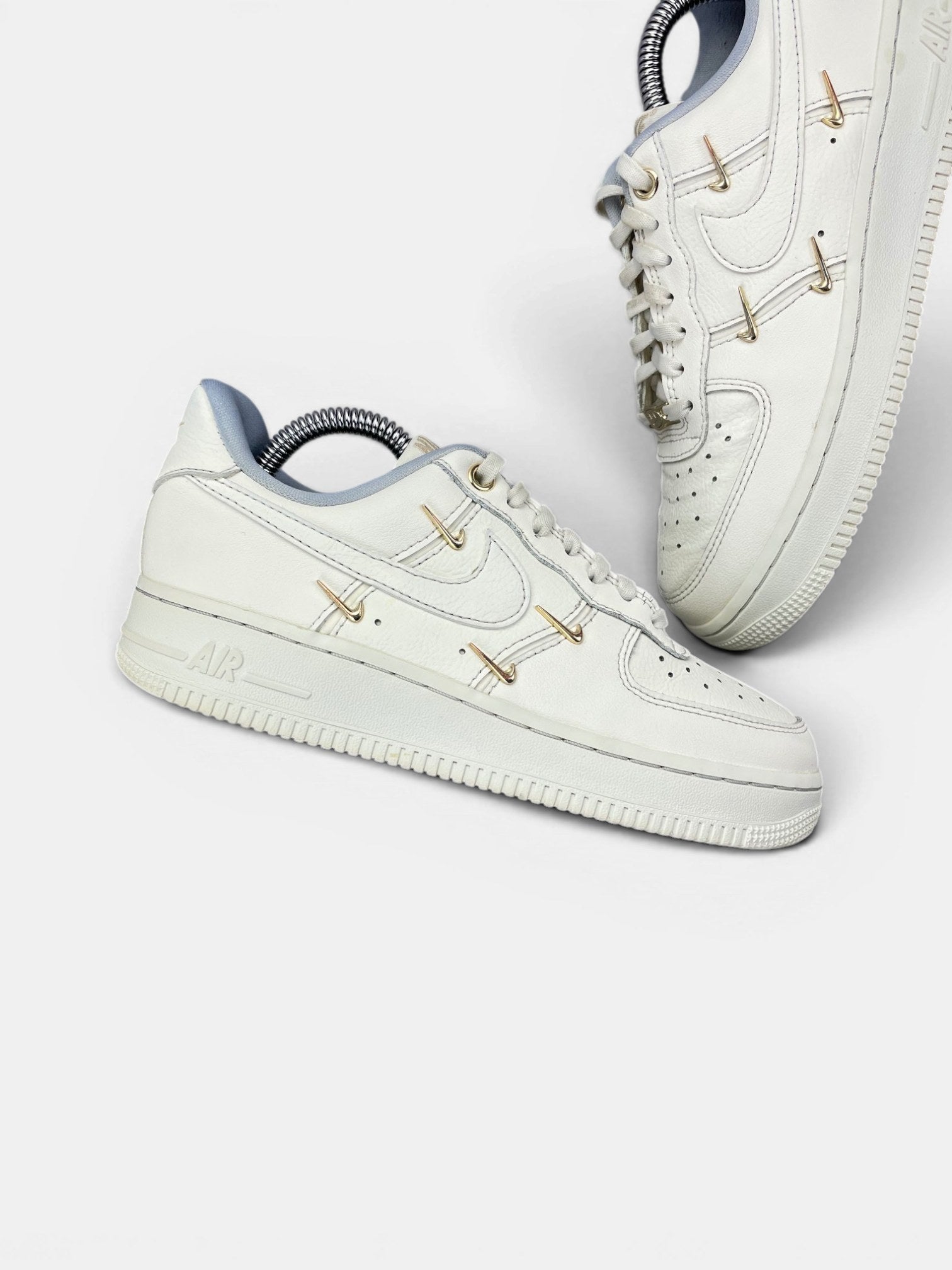 Nike Air Force 1 Low — buty sportowe damskie w bardzo dobrym stanie rozmiar 36, zewnętrzny panel prawego buta