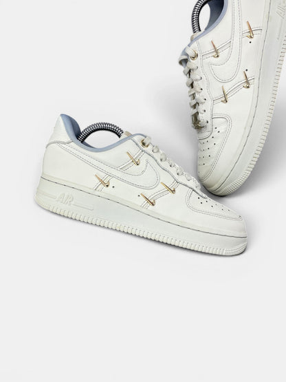 Nike Air Force 1 Low — buty sportowe damskie w bardzo dobrym stanie rozmiar 36, zewnętrzny panel prawego buta