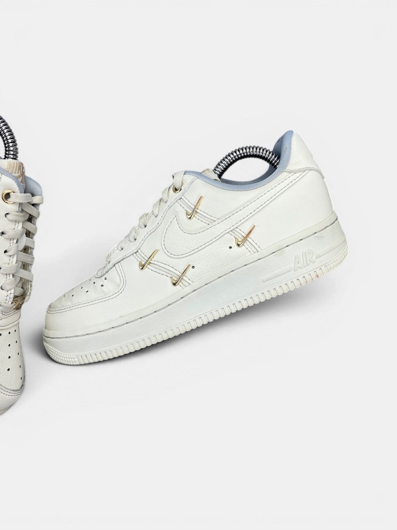 Nike Air Force 1 Low — buty sportowe damskie w bardzo dobrym stanie rozmiar 36, zewnętrzny panel lewego buta