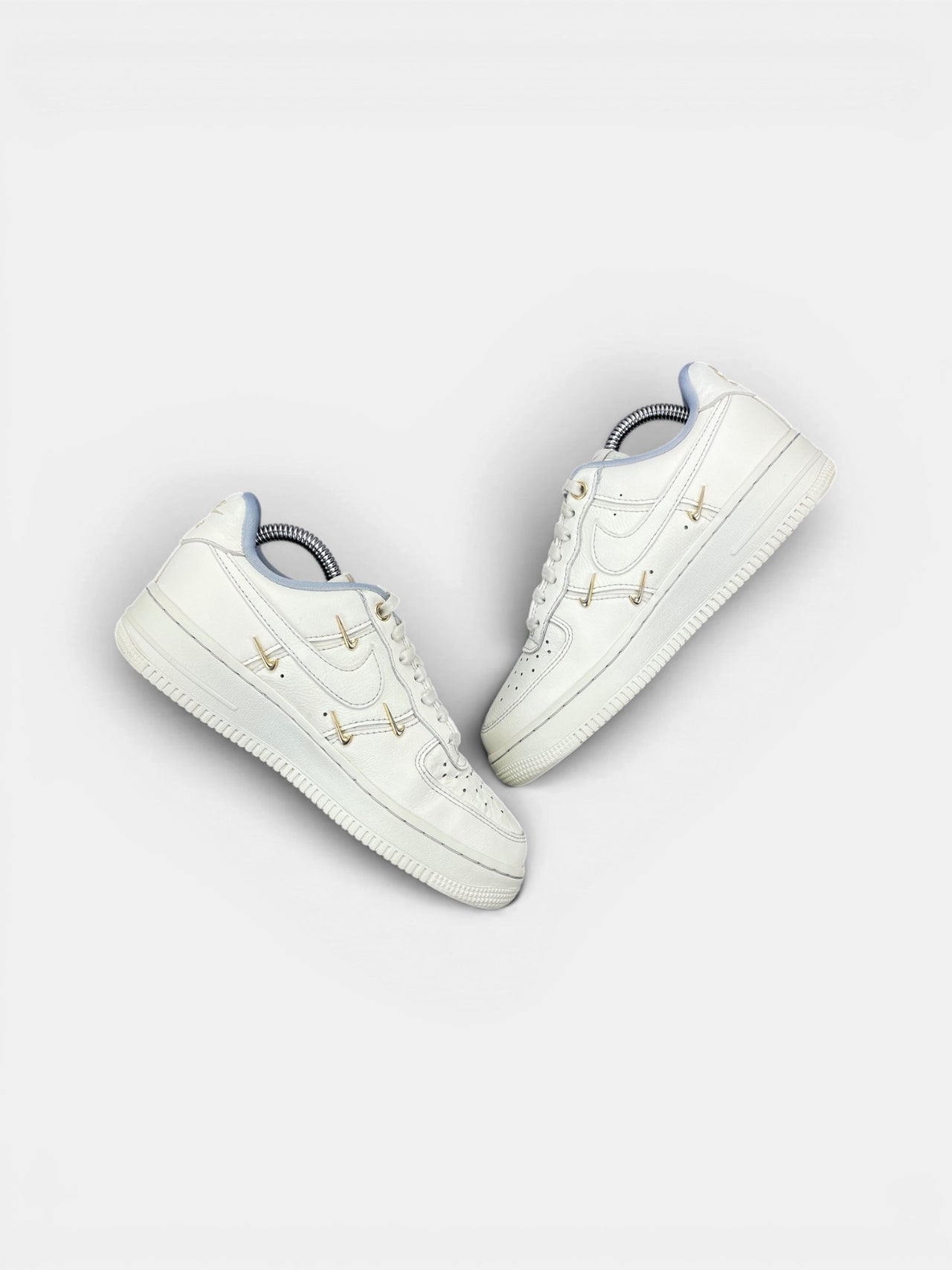 Nike Air Force 1 Low — buty sportowe damskie w bardzo dobrym stanie rozmiar 36, widok z góry na wewnętrzną stronę butów