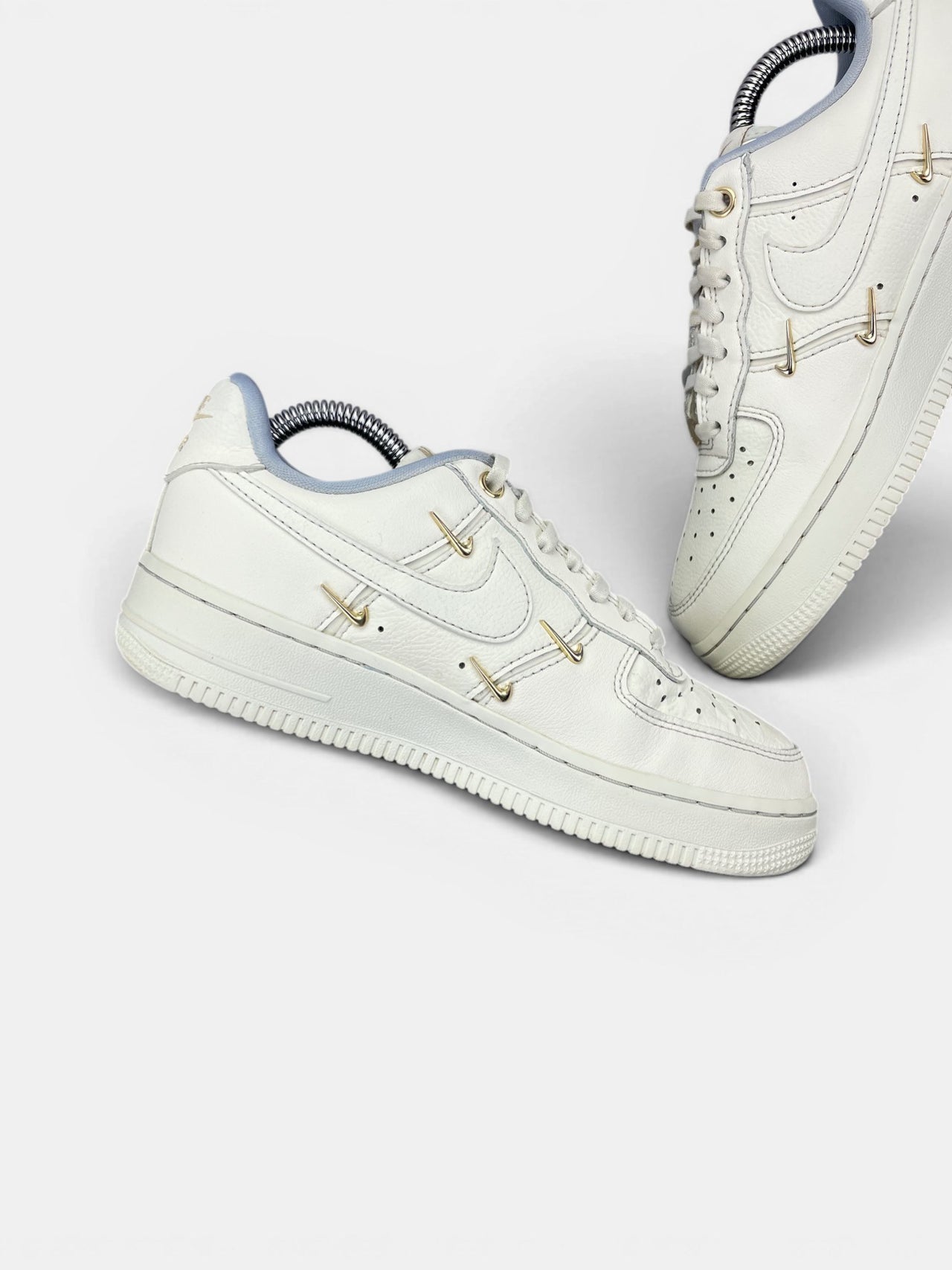 Nike Air Force 1 Low — buty sportowe damskie w bardzo dobrym stanie rozmiar 36, wewnętrzny panel lewego buta