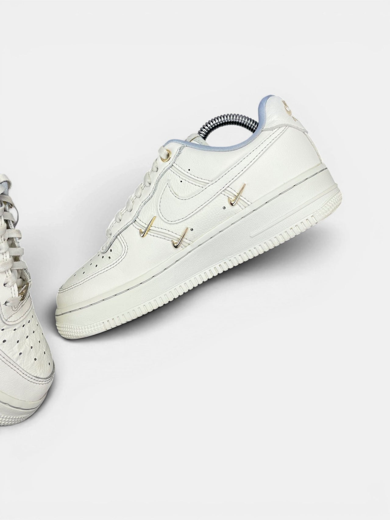 Nike Air Force 1 Low — buty sportowe damskie w bardzo dobrym stanie rozmiar 36, wewnętrzny panel prawego buta