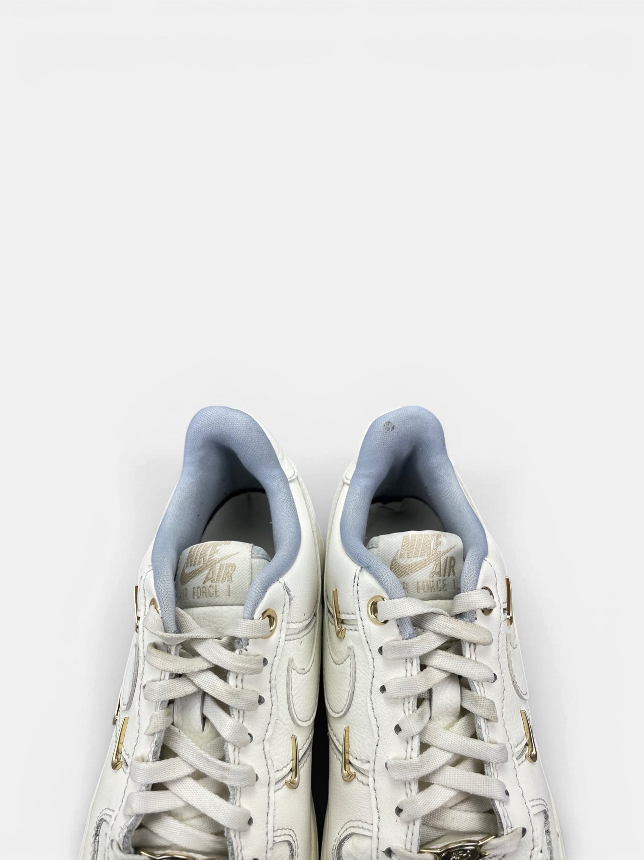 Nike Air Force 1 Low — buty sportowe damskie w bardzo dobrym stanie rozmiar 36, zapiętki butów