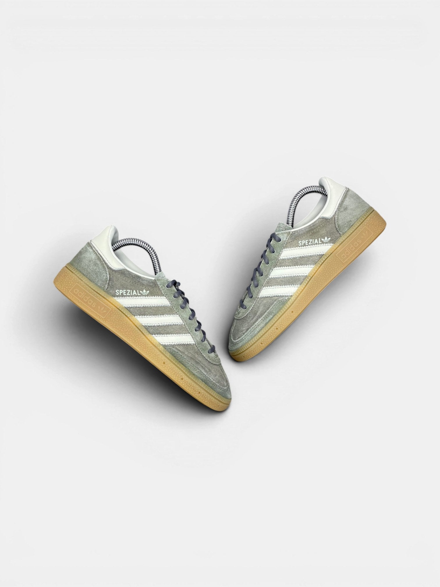 Adidas Handball Spezial — buty sportowe damskie w bardzo dobrym stanie rozmiar 36, widok z góry na zewnętrzną stronę butów