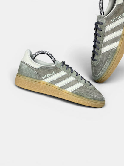 Adidas Handball Spezial — buty sportowe damskie w bardzo dobrym stanie rozmiar 36, zewnętrzny panel prawego buta