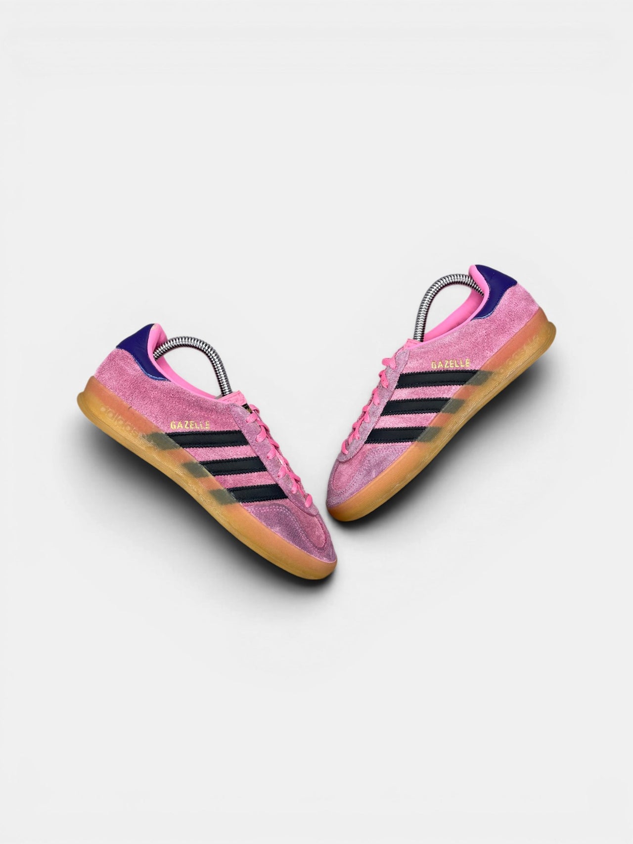 Adidas Gazelle Indoor Bliss Pink Purple — buty sportowe damskie w bardzo dobrym stanie rozmiar 36, widok z góry na zewnętrzną stronę butów