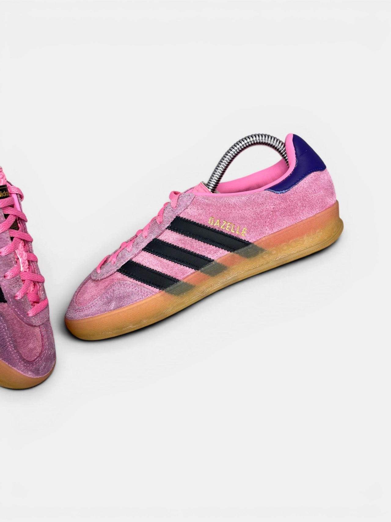 Adidas Gazelle Indoor Bliss Pink Purple — buty sportowe damskie w bardzo dobrym stanie rozmiar 36, zewnętrzny panel lewego buta