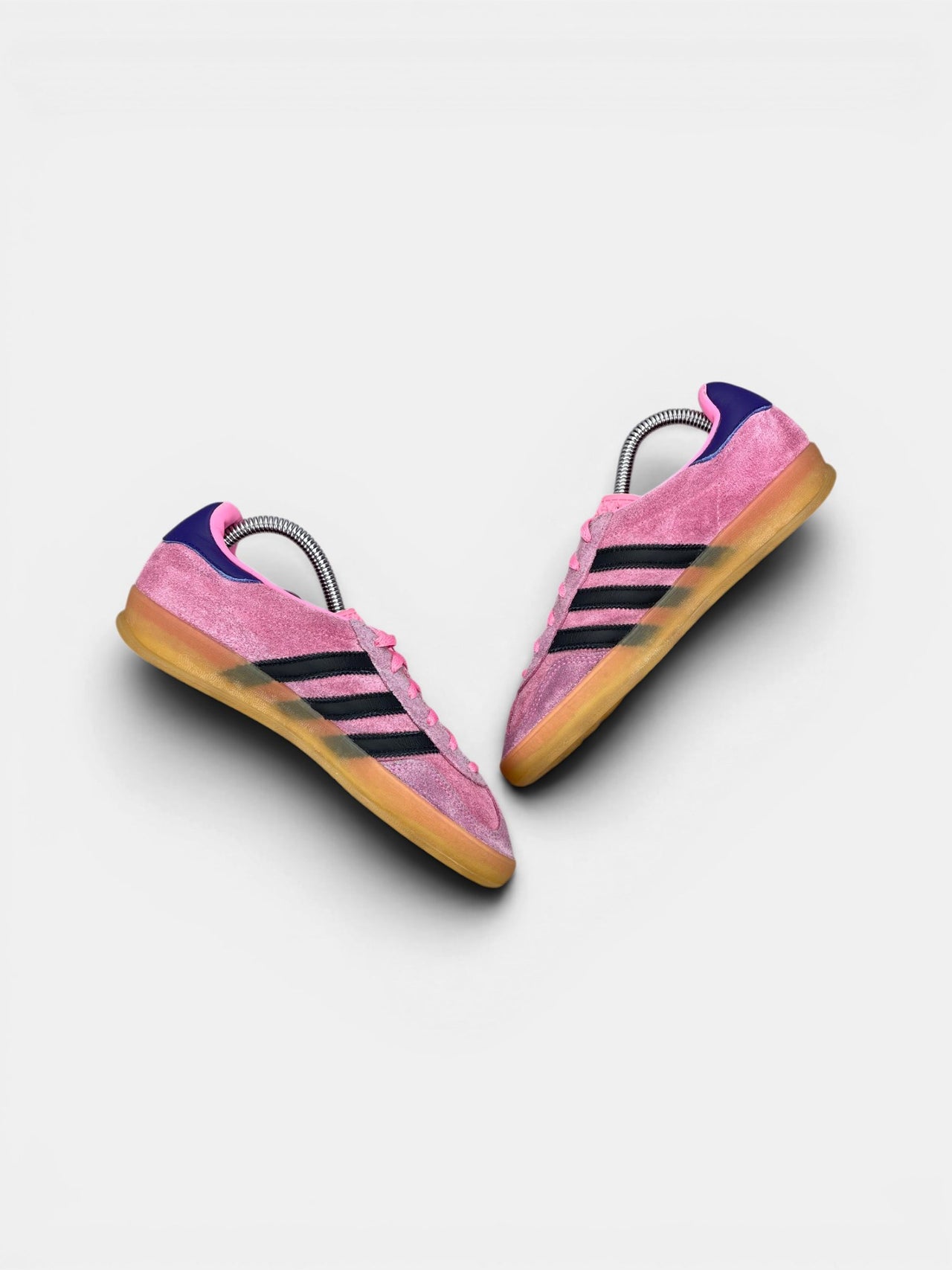 Adidas Gazelle Indoor Bliss Pink Purple — buty sportowe damskie w bardzo dobrym stanie rozmiar 36, widok z góry na wewnętrzną stronę butów