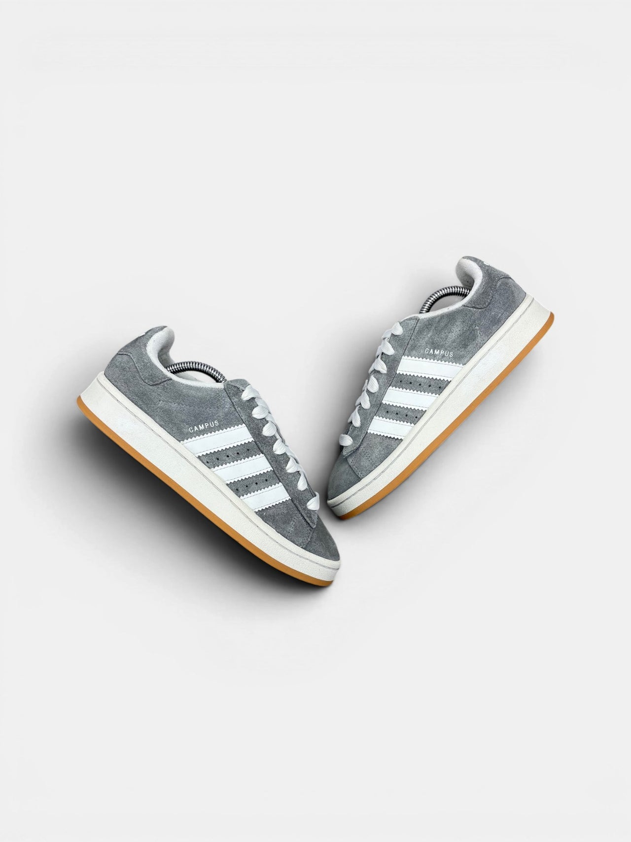 Adidas Campus 00s Grey Gum — buty sportowe damskie w bardzo dobrym stanie rozmiar 38 2/3, widok z góry na zewnętrzną stronę butów