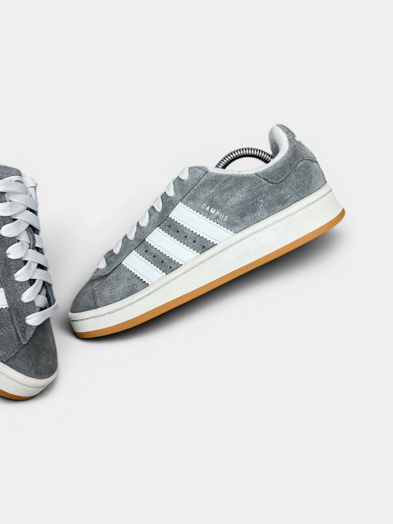 Adidas Campus 00s Grey Gum — buty sportowe damskie w bardzo dobrym stanie rozmiar 38 2/3, zewnętrzny panel lewego buta