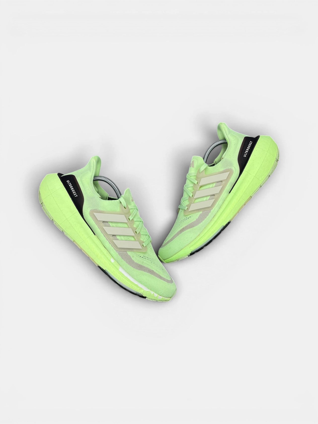 Adidas Ultraboost Light Low Green Spark — buty sportowe męskie w bardzo dobrym stanie rozmiar 43 1/3, widok z góry na zewnętrzną stronę butów