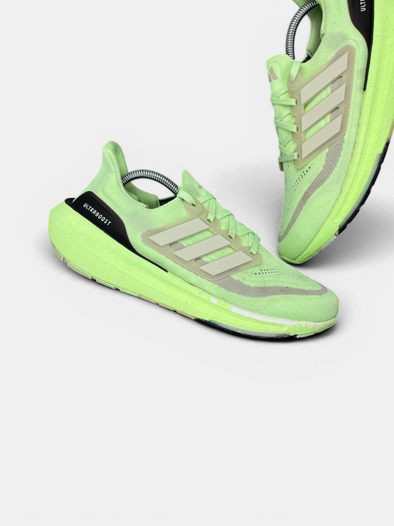 Adidas Ultraboost Light Low Green Spark — buty sportowe męskie w bardzo dobrym stanie rozmiar 43 1/3, zewnętrzny panel prawego buta