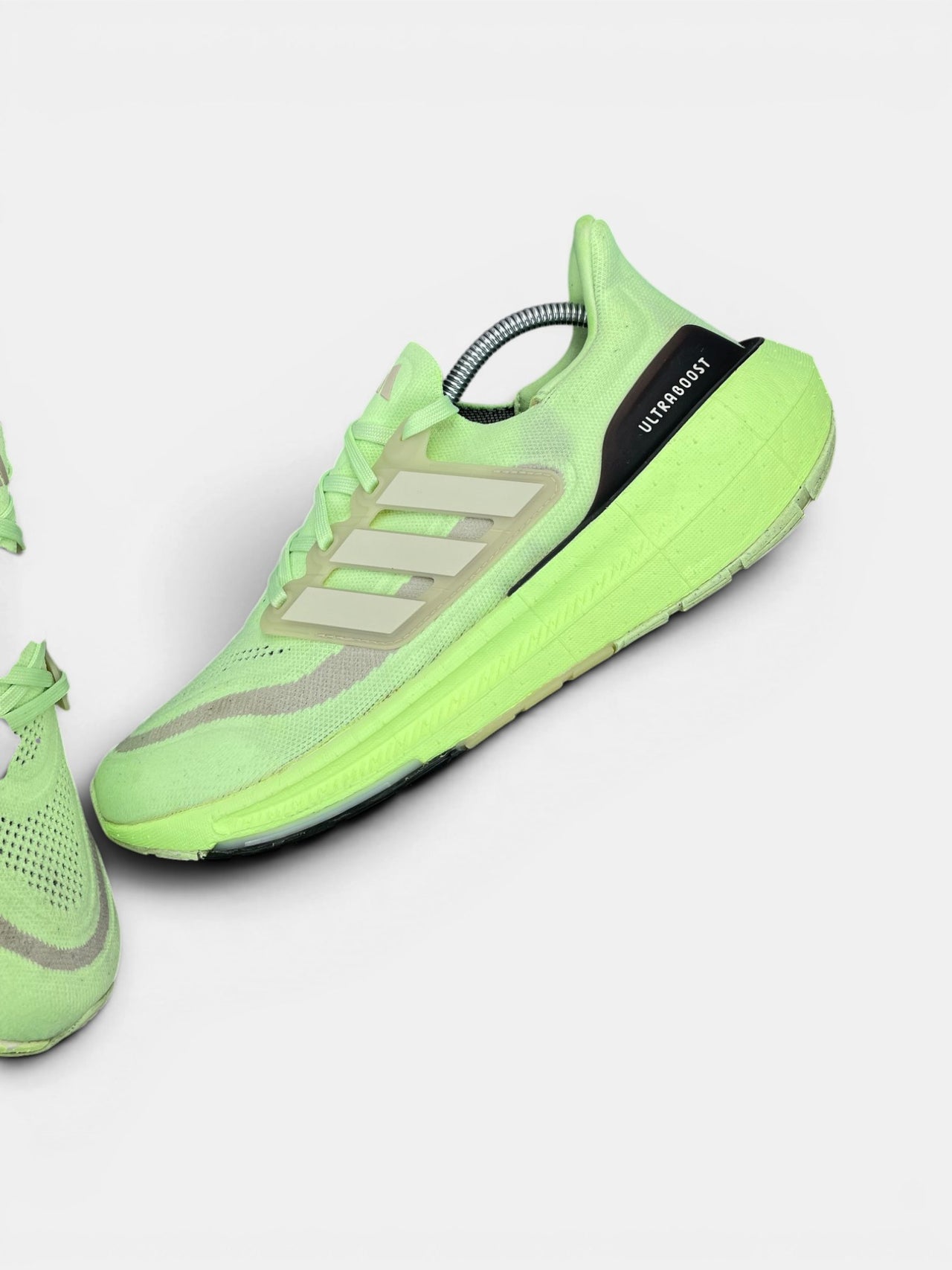 Adidas Ultraboost Light Low Green Spark — buty sportowe męskie w bardzo dobrym stanie rozmiar 43 1/3, zewnętrzny panel lewego buta